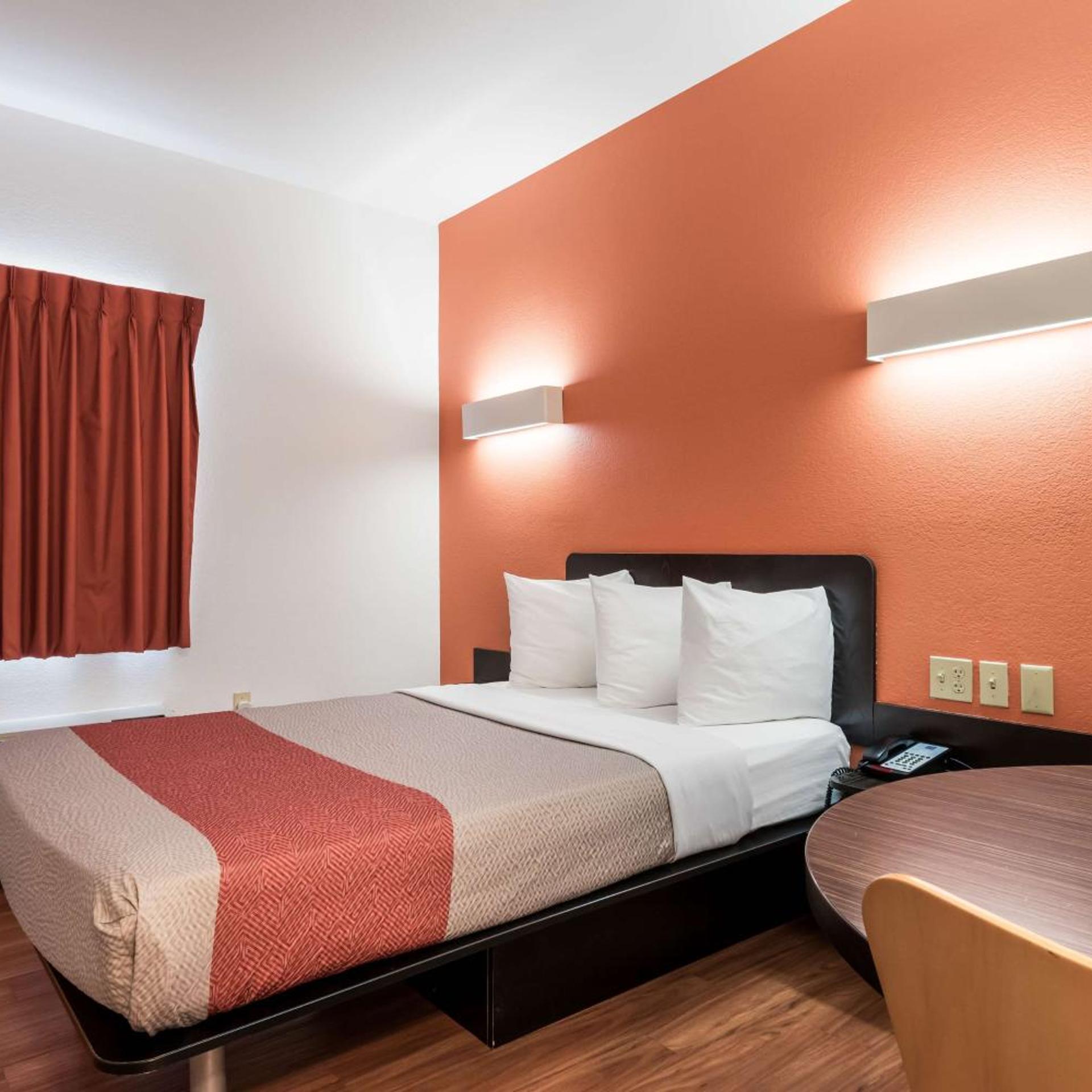 1 Full Bed - Non-Smoking