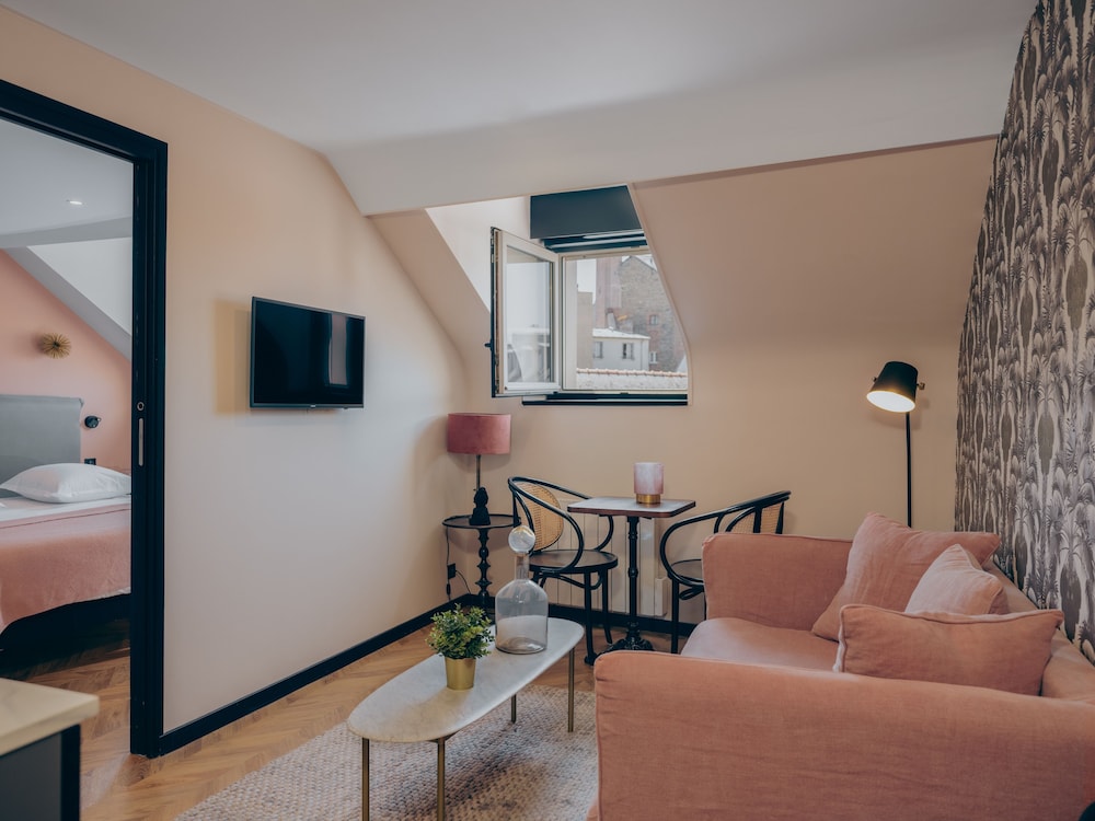 La Maison De Nemours 26/44