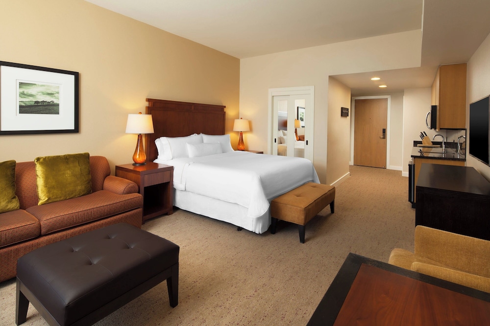 DELUXE, KING BED