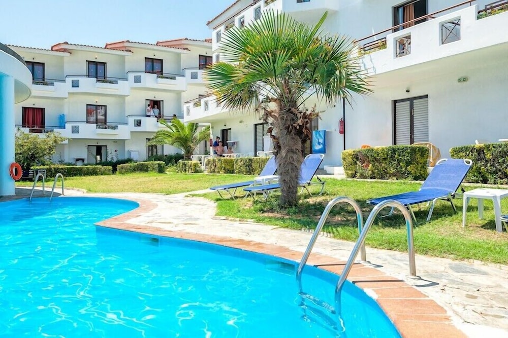 Xenios Dolphin Beach Hotel 61/68