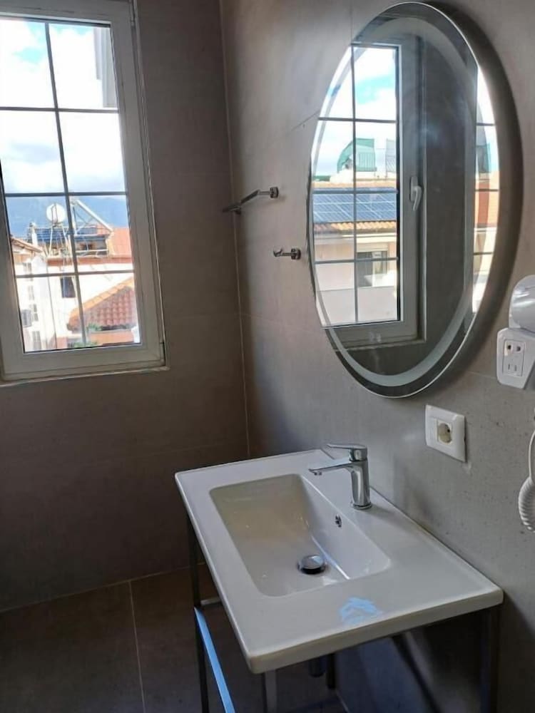 Oxygen Boutique Hotel Tirana 52/55