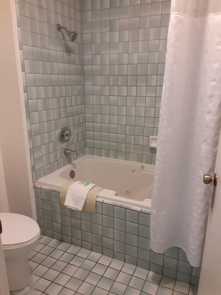 DELUXE, KING BED, JETTED TUB