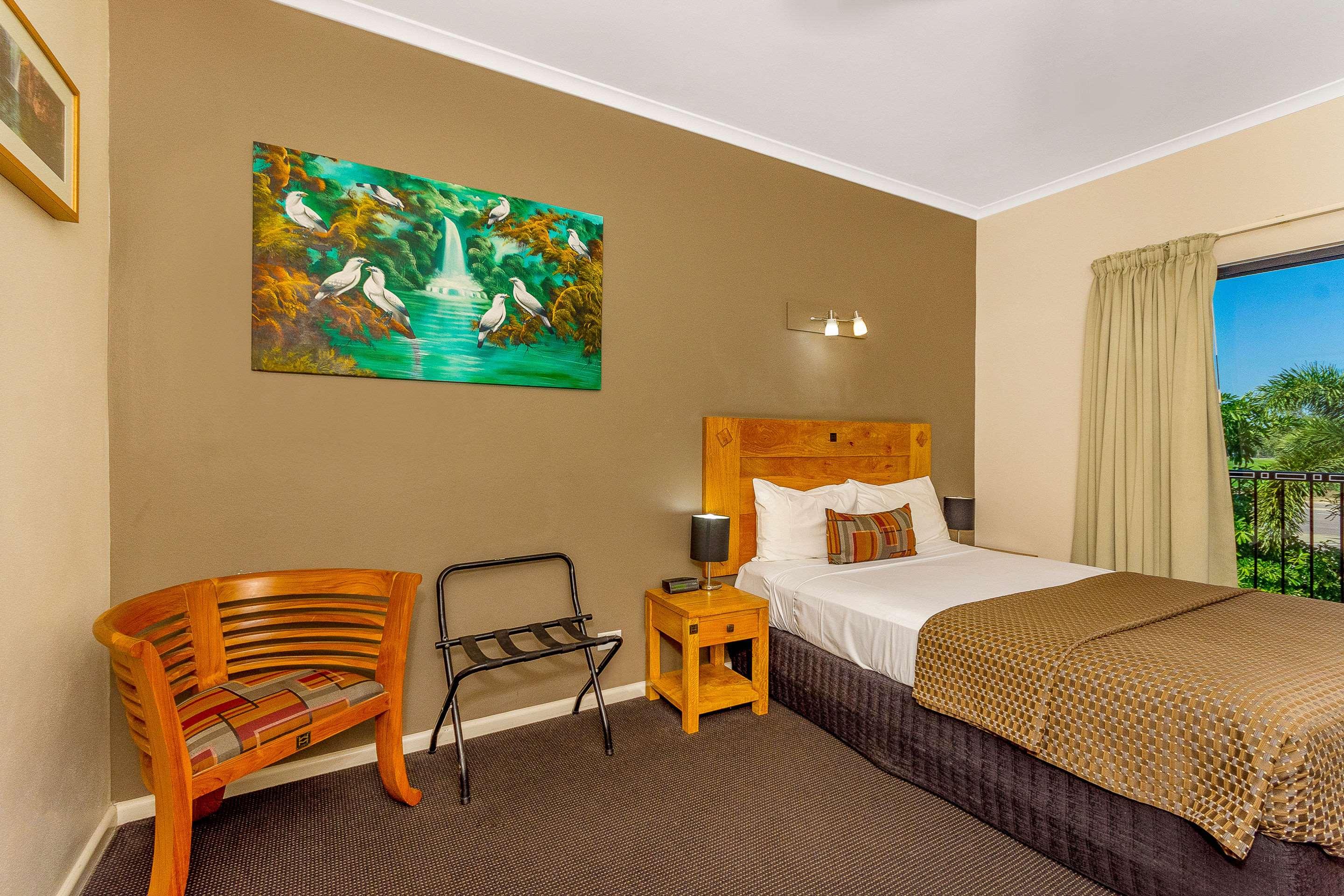 ROOM, QUEEN BED