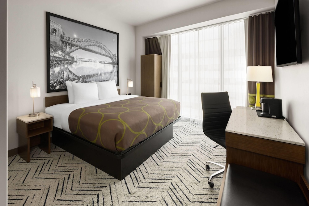 Super 8 by Wyndham Bronx Near Stadium 20/40