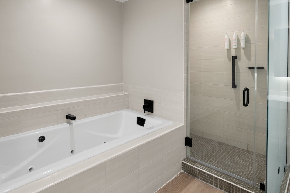 Studio, Suite, King Bed, Pool View, Sofa, Accessible