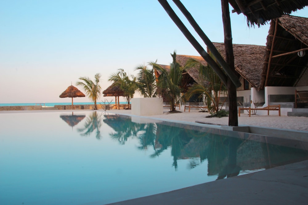 Nur Beach Resort 6/27