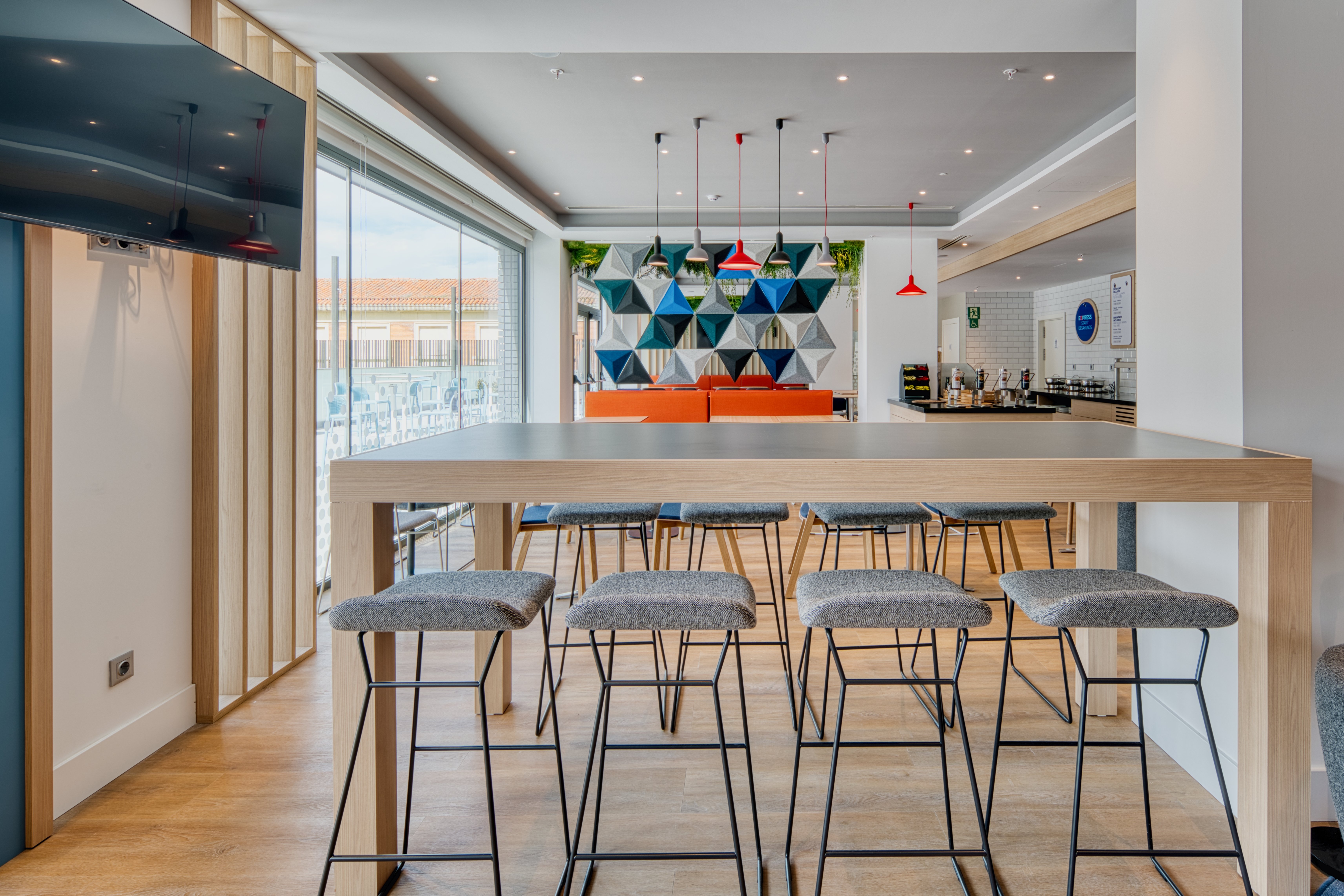 Holiday Inn Express Madrid Airport 30/40