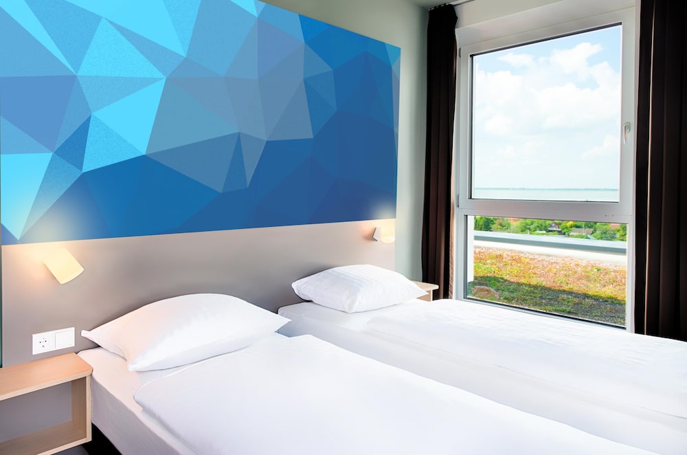 ROOM, TWIN BEDS