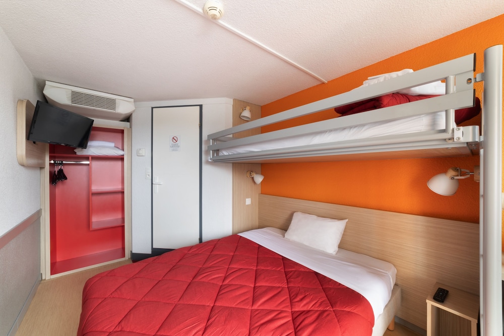 غرفة قياسية بسرير مزدوج وسرير فردي