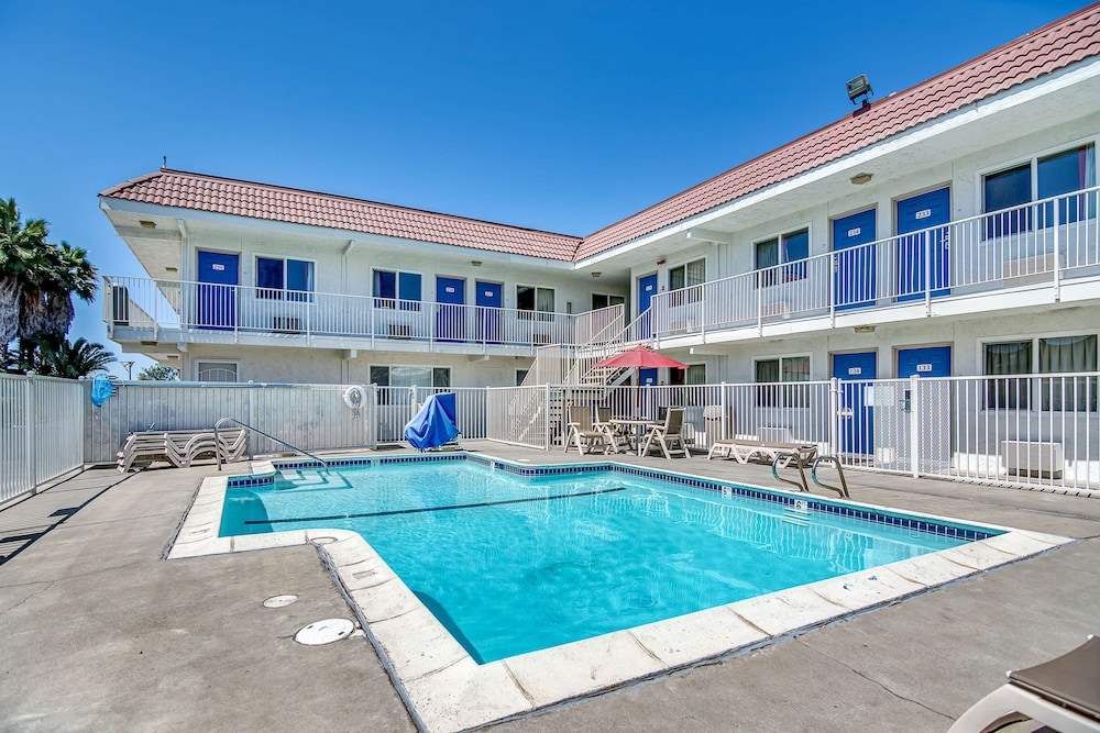 Motel6 Stockton, CA - Charter Way West 29/32
