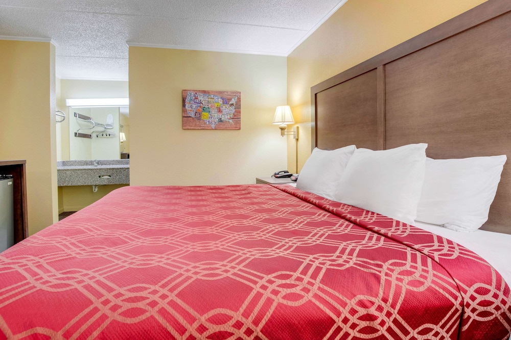 Econo Lodge Lenoir City 26/33