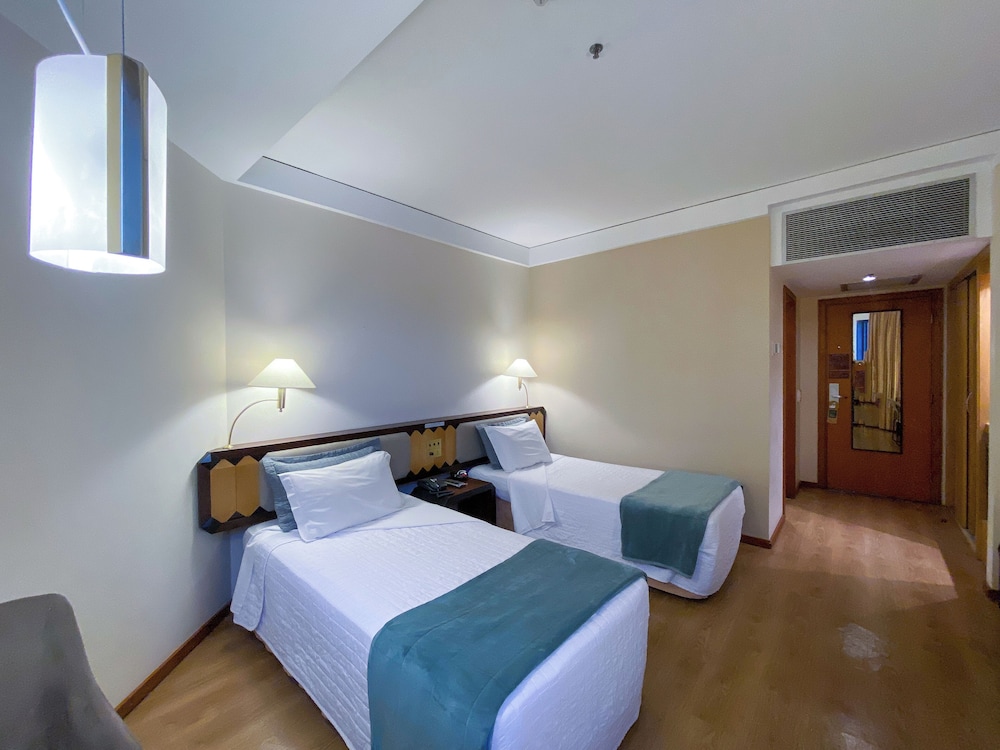 FAMILY, TWIN BEDS