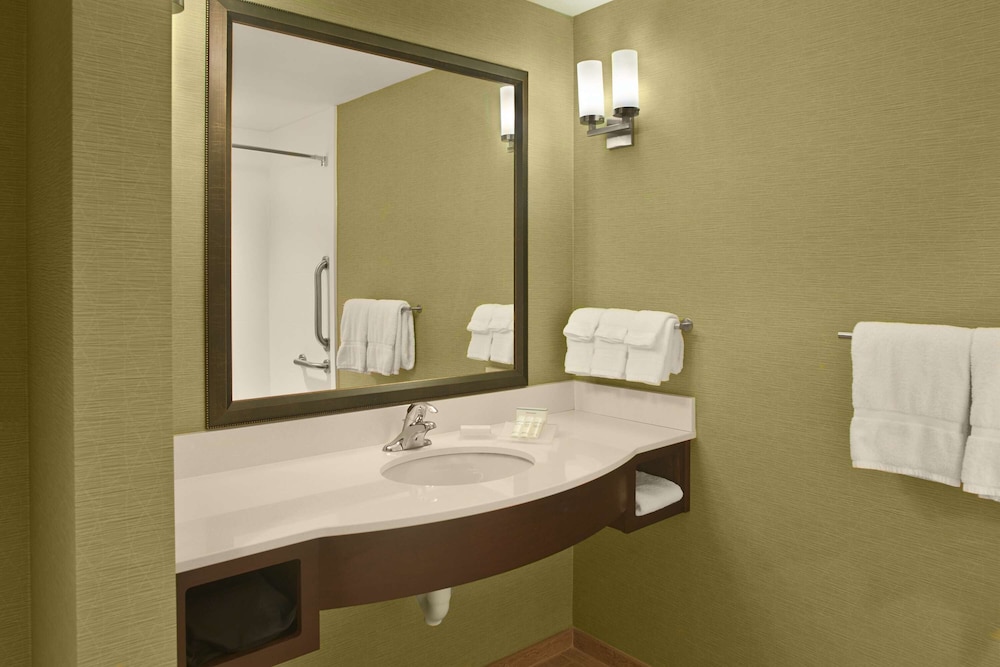 Hilton Garden Inn Akron 20/77