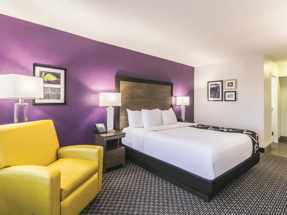La Quinta Inn & Suites by Wyndham Virginia Beach 25/46