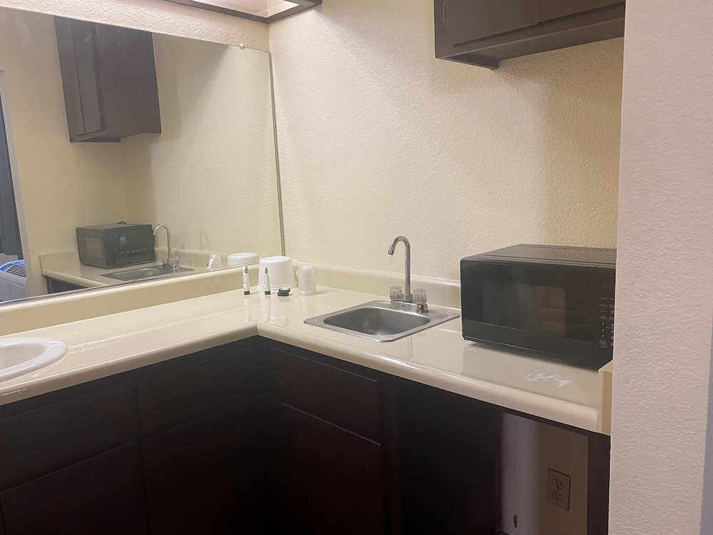 Budget Inn and Suites Stockton 47/55