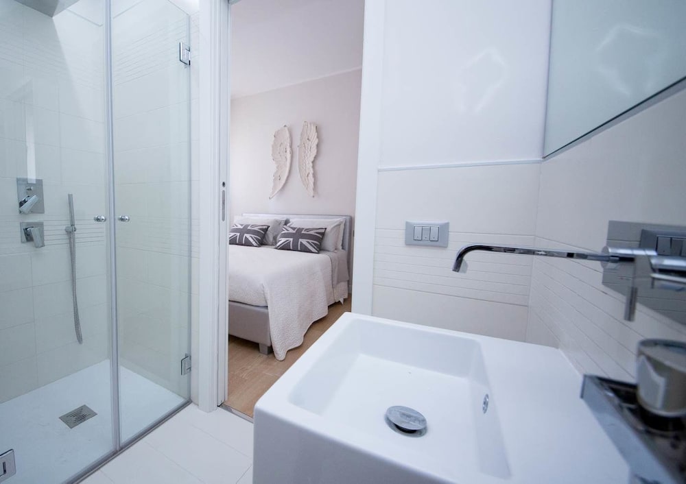 Suite 136 Luxury Rooms 46/50