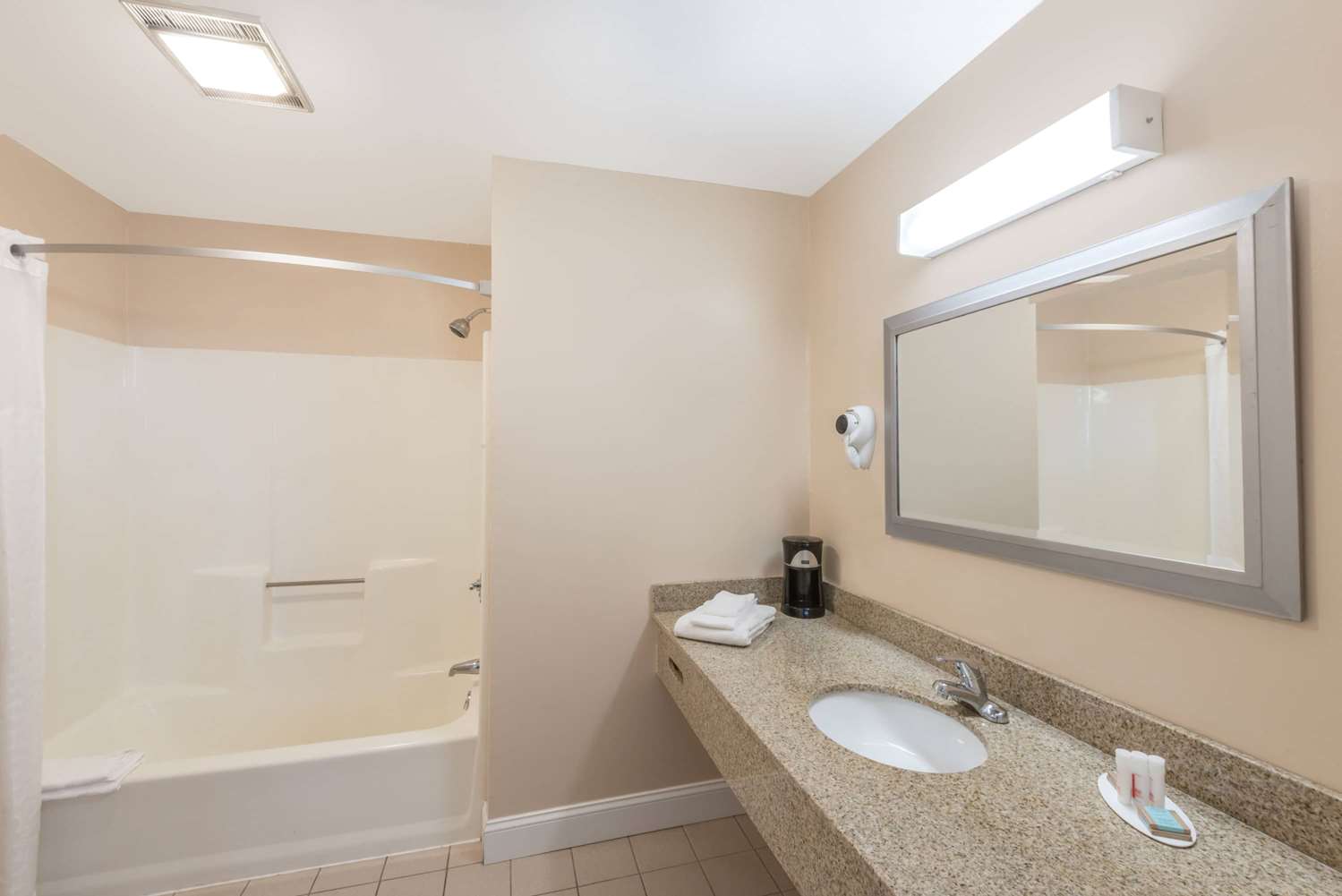 Days Inn by Wyndham Middletown/Newport Area 36/40