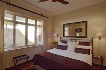 Luxury, Bath and Shower، Sundown Manor Guest House 1/1