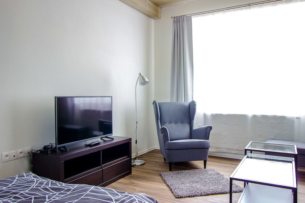 Hotel 63 27/38