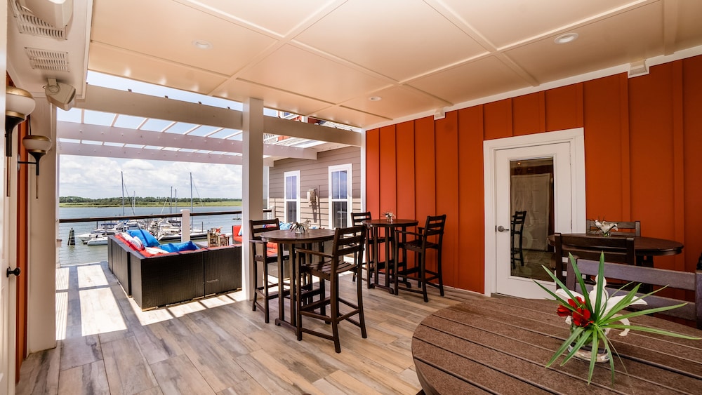 Regatta Inn 44/64