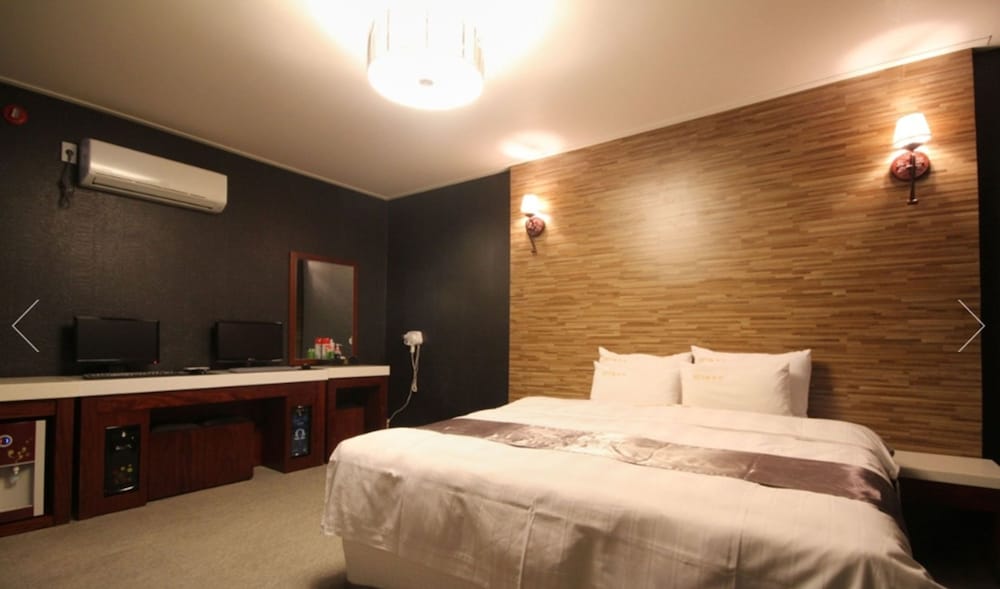 Beauty Motel 11/56