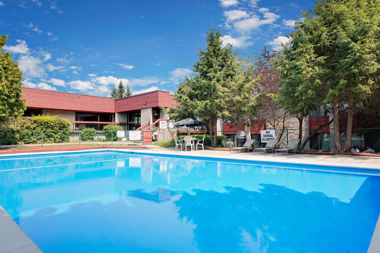 Ramada By Wyndham Pinewood Park Resort North Bay 21/24