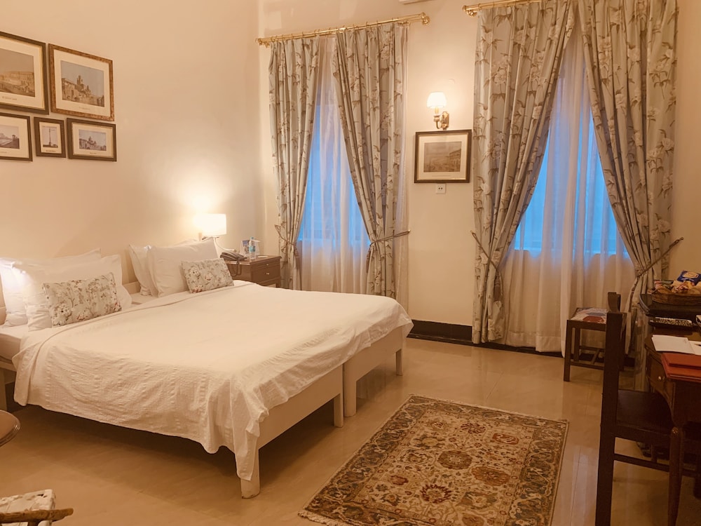 The Elgin Fairlawn Kolkata 21/60