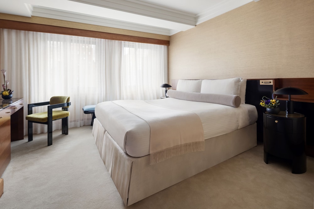 DELUXE, KING BED