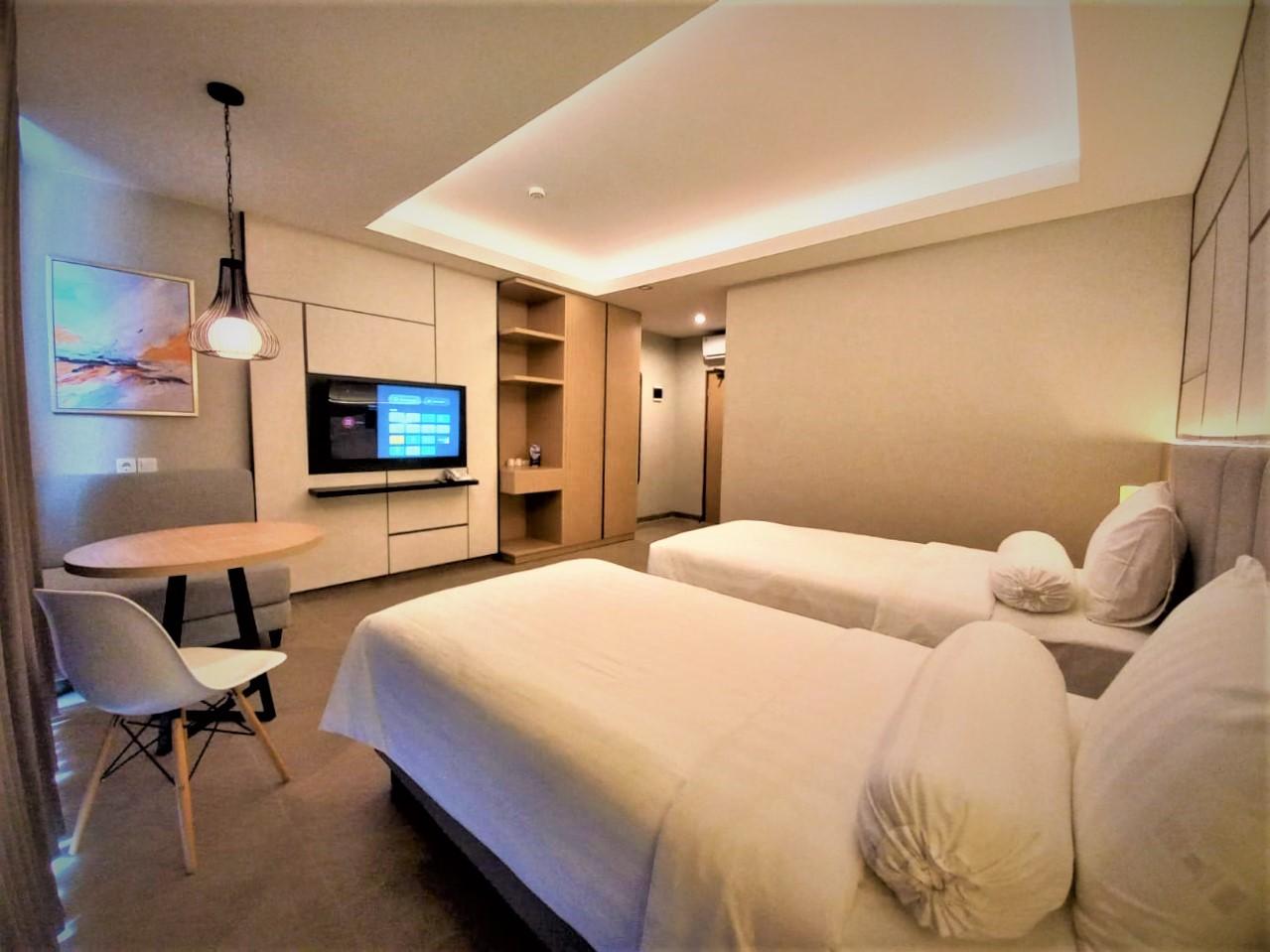 Junior Suite, Twin Beds, Front One King Hotel Tuban 2/2
