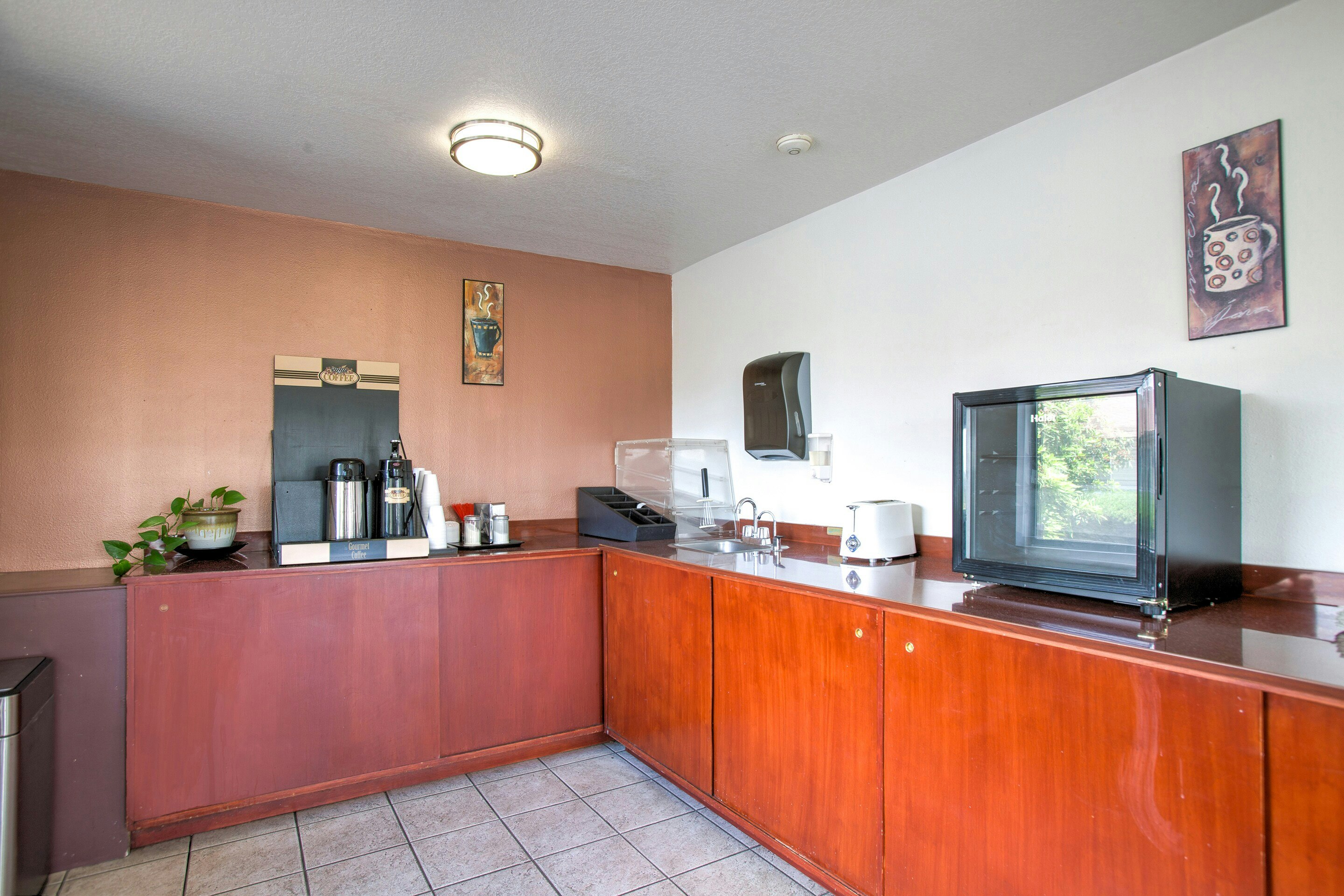 Woodland Hotel and Suites 6/13