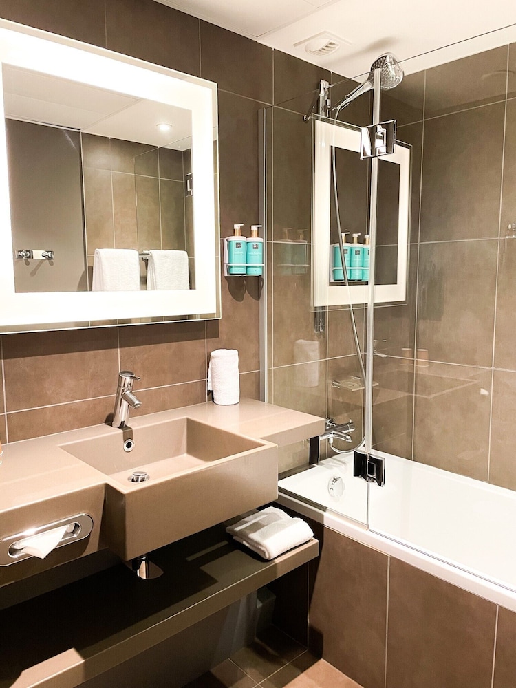 NOVOTEL FONTAINEBLEAU URY 50/51