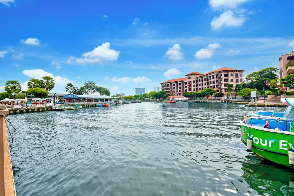 Sunday Malacca Near Jonker Street Formerly Quayside 52/62
