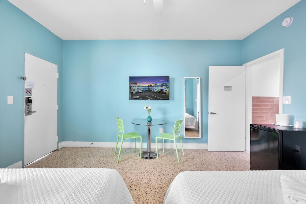 DELUXE, 2 QUEEN BEDS, PRIVATE BATHROOM