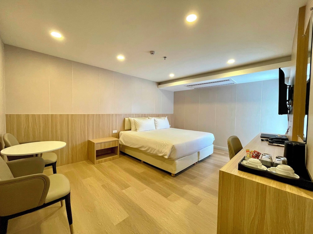 غرفة سوبيريور بسرير كينج بإطلالة جزئية على البحر، Golden Jomtien Beach Hotel 4/5