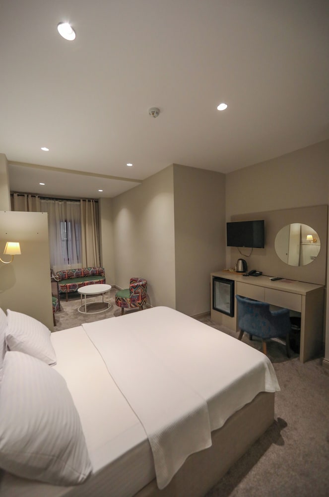 Dove Hotel 8/47