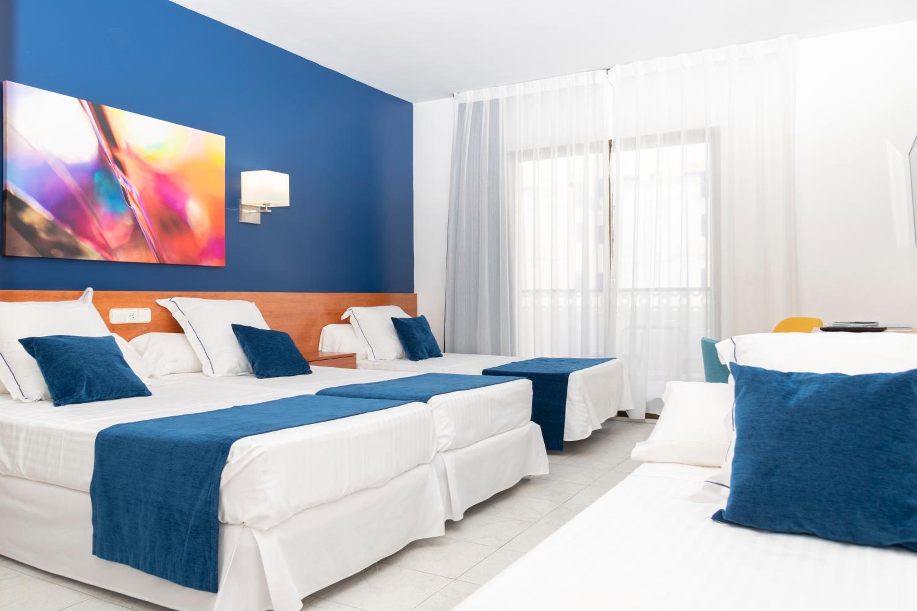 Room, Quadruple