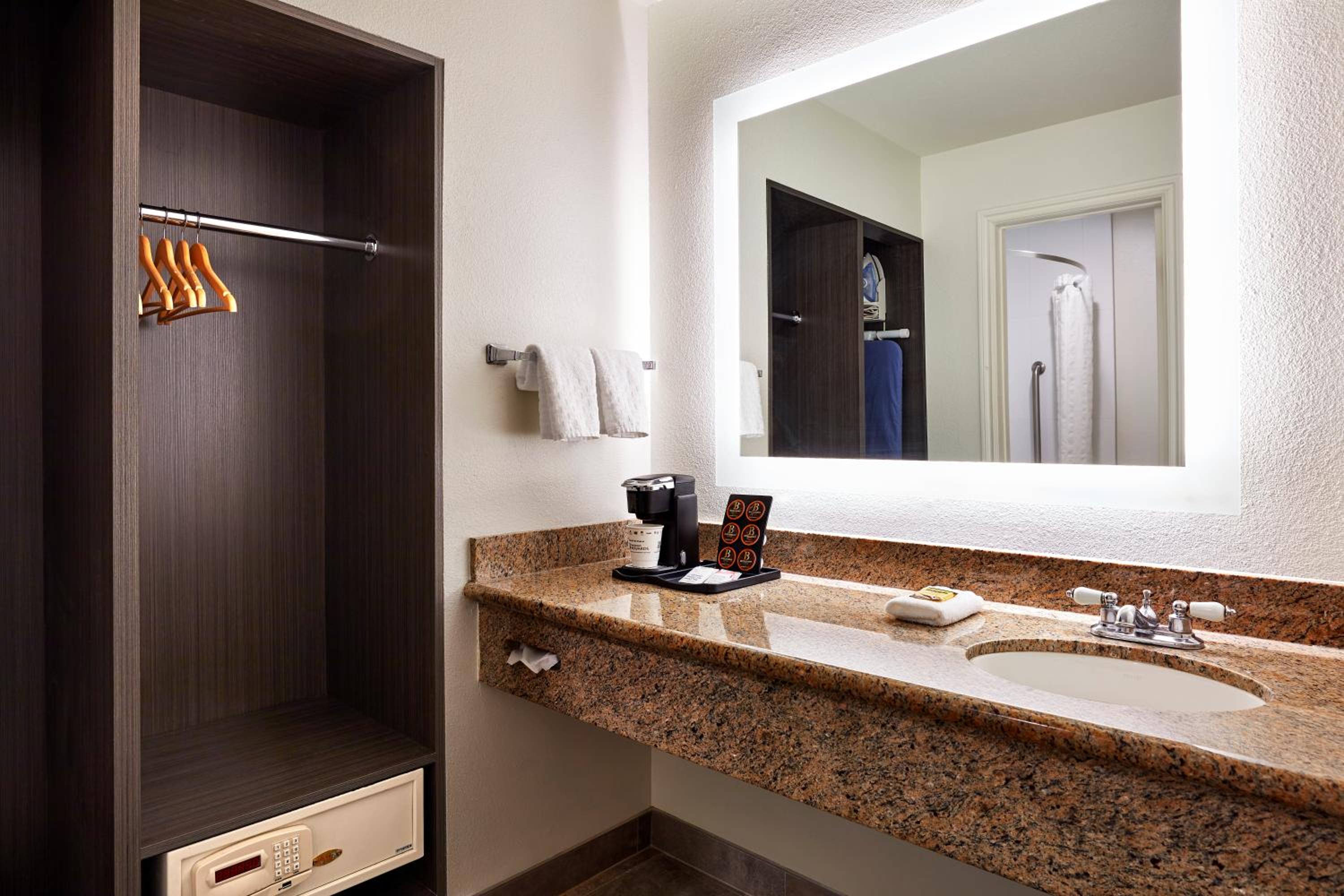 جناح بسرير كينج مع أريكة، Best Western Plus Meridian Inn & Suites, Anaheim-Orange 6/7