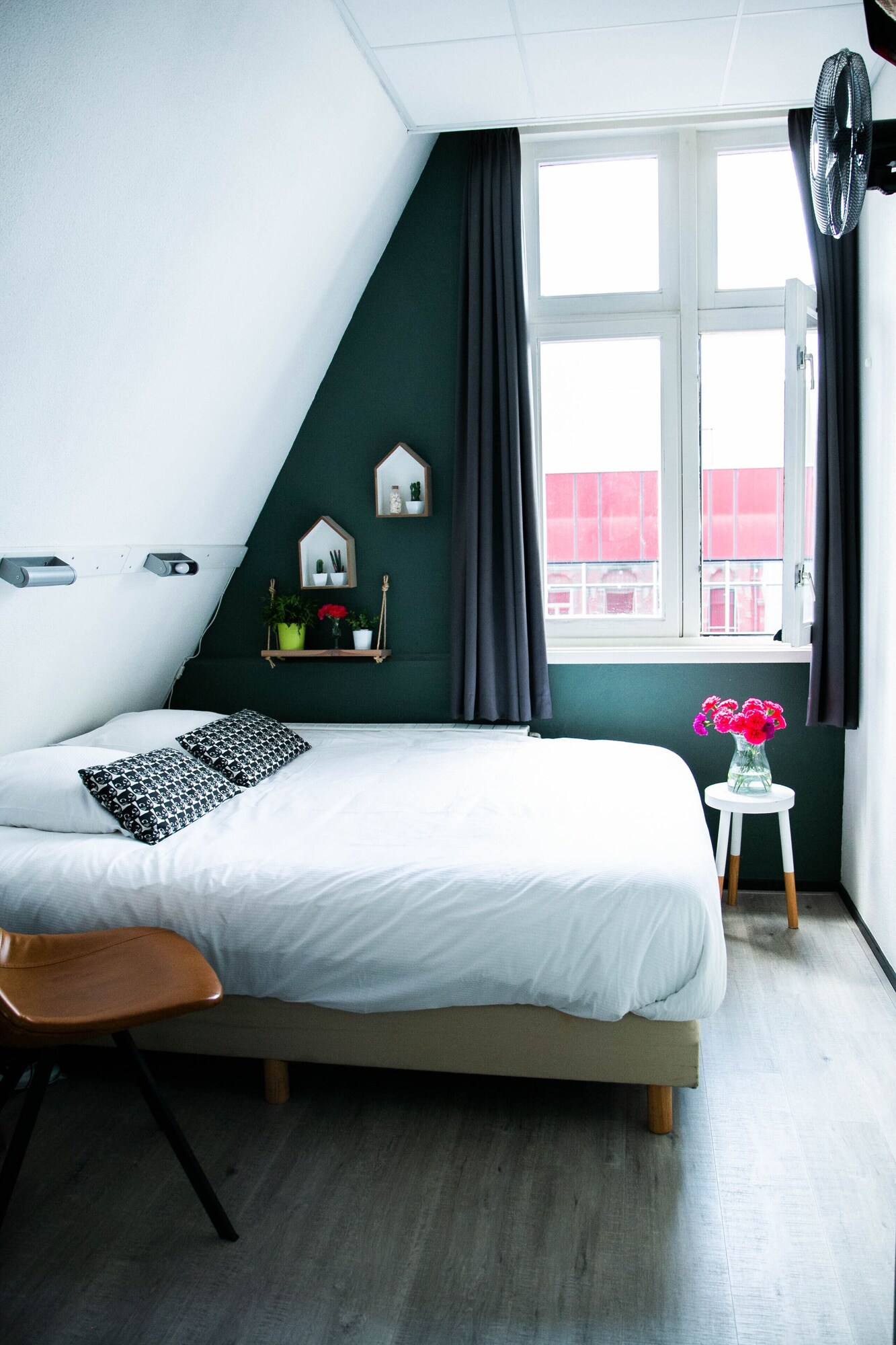 STANDARD, QUEEN BED