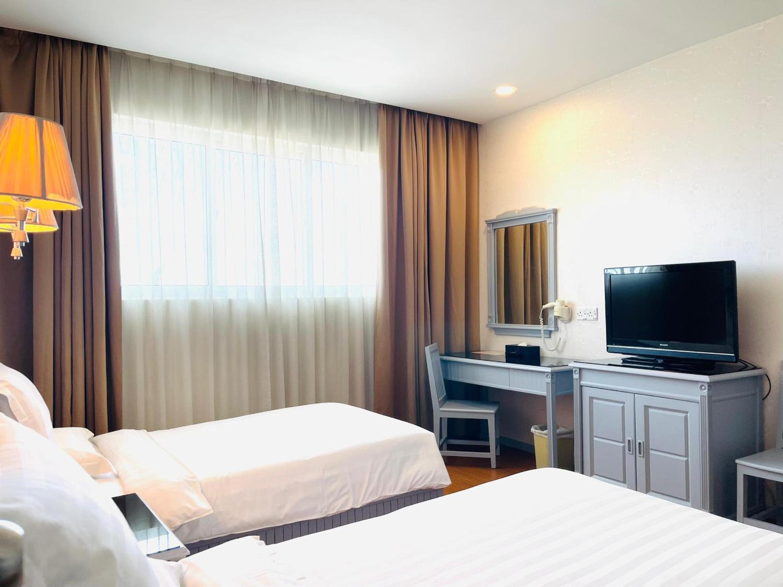 Super, Deluxe, Twin Beds
