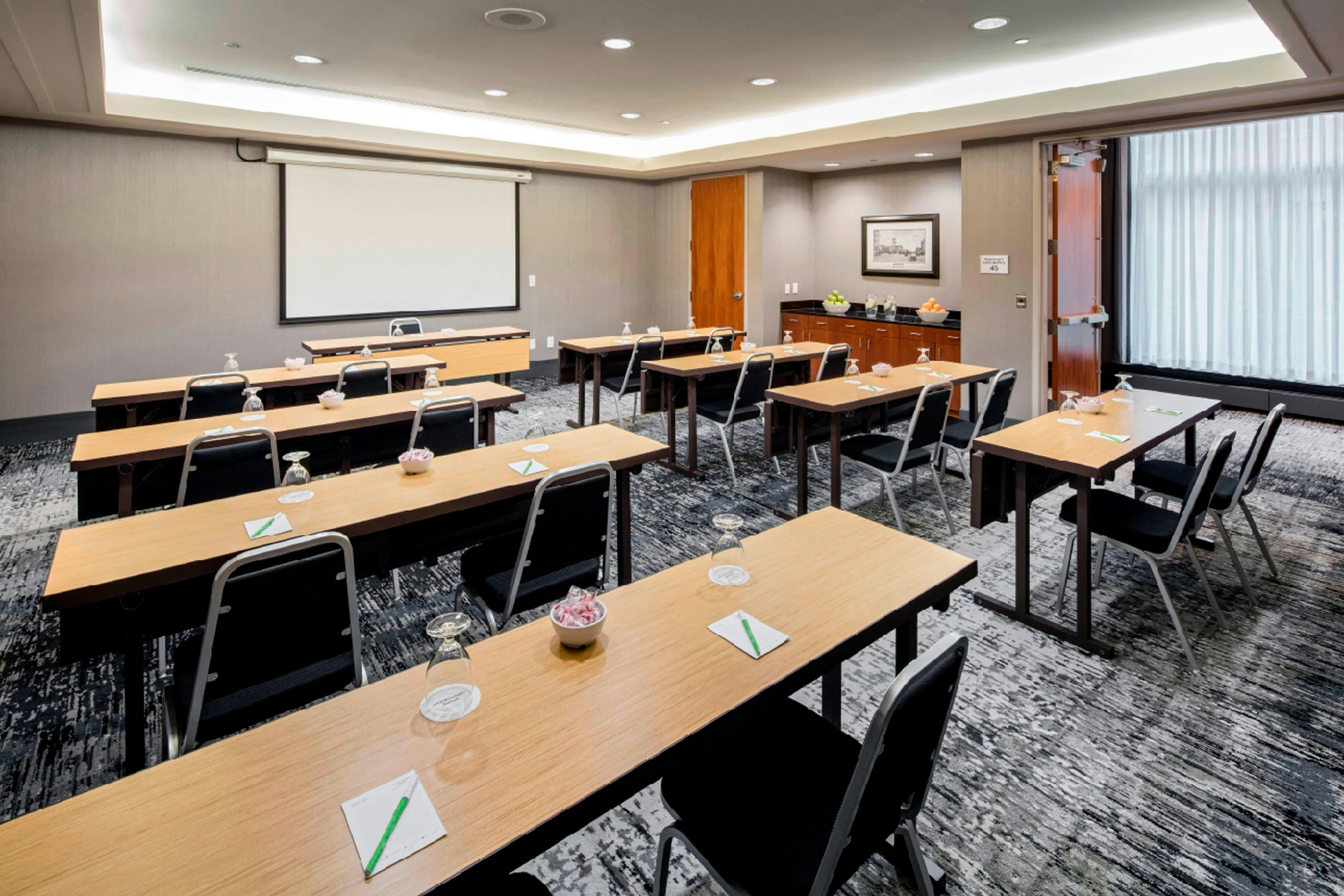 Courtyard By Marriott Boston Brookline 13/17