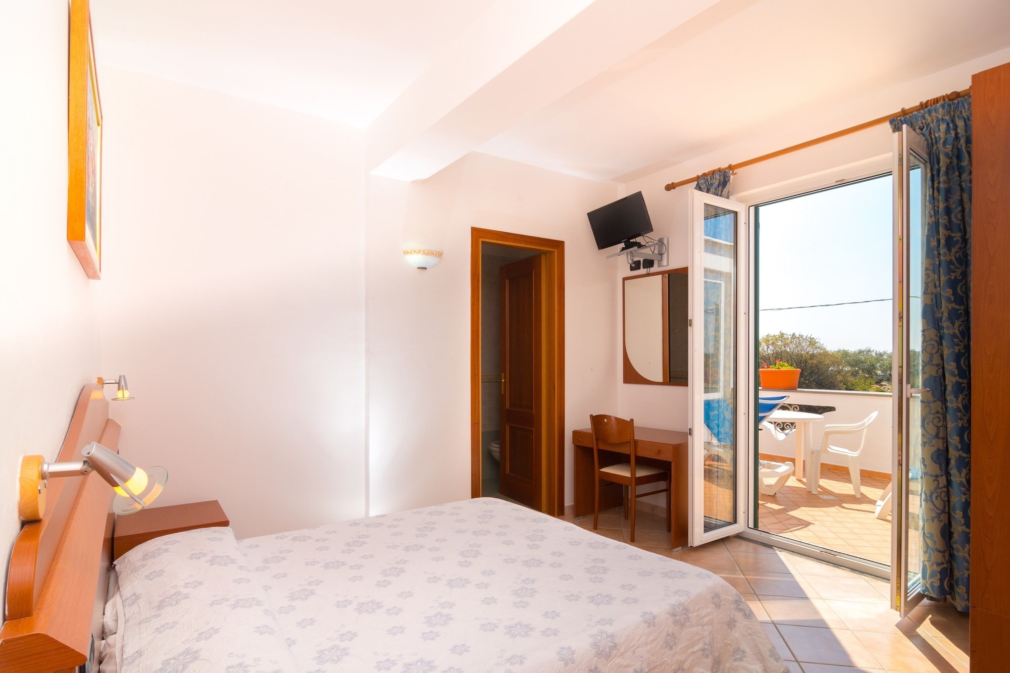 STANDARD, DOUBLE BED, SEA VIEW