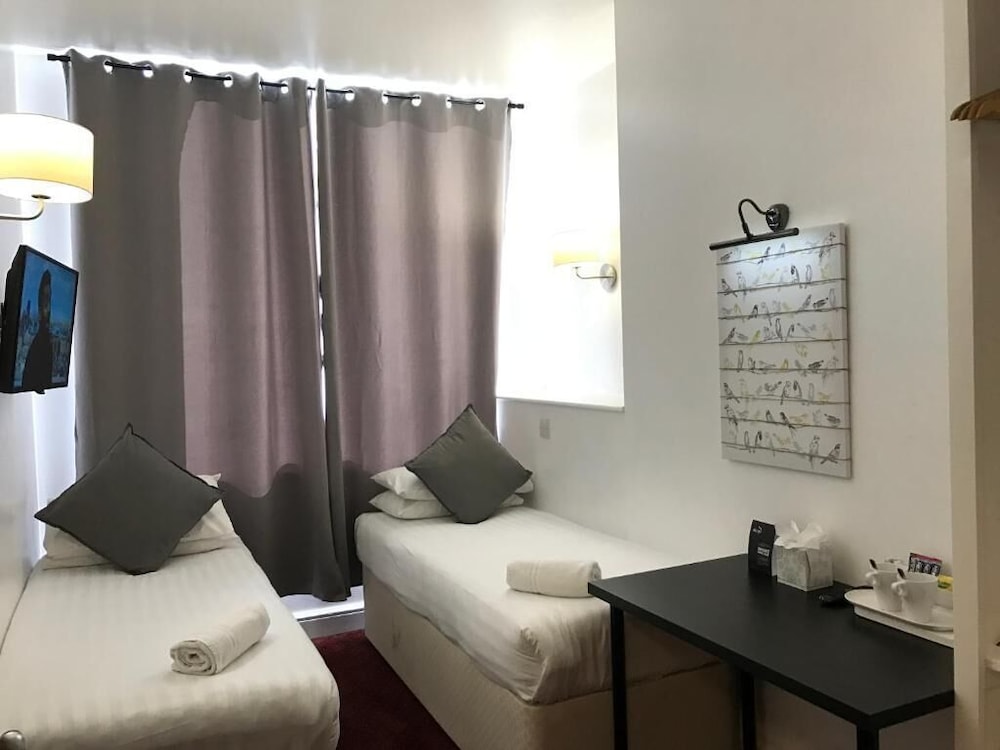 Castleton Hotel 42/61