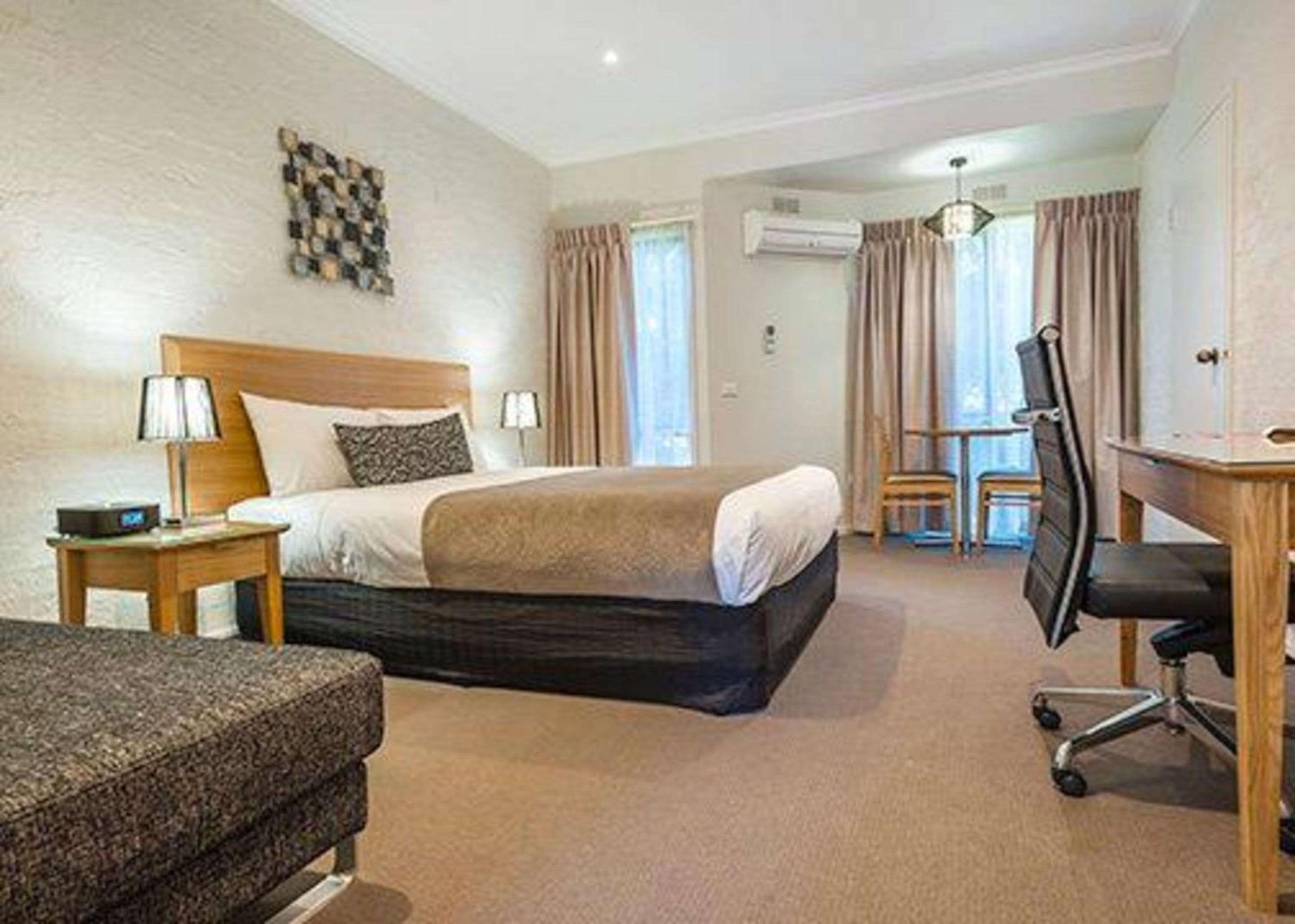 ROOM, QUEEN BED