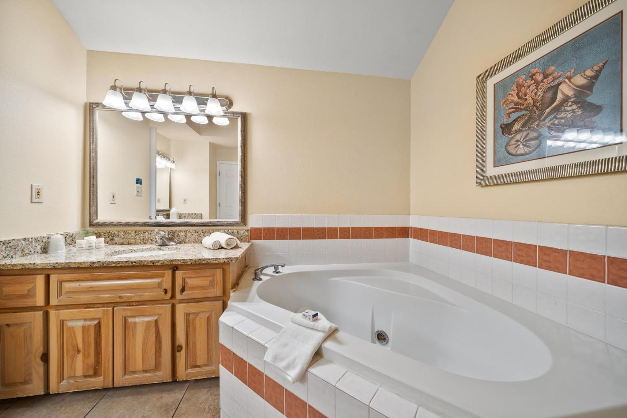 جناح بسرير كينج بغرفة نوم واحدة مع أريكة، Holiday Inn & Suites Clearwater Beach S-harbourside 2/2