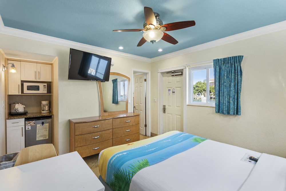 Bay Palms Waterfront Resort - Hotel and Marina 30/70