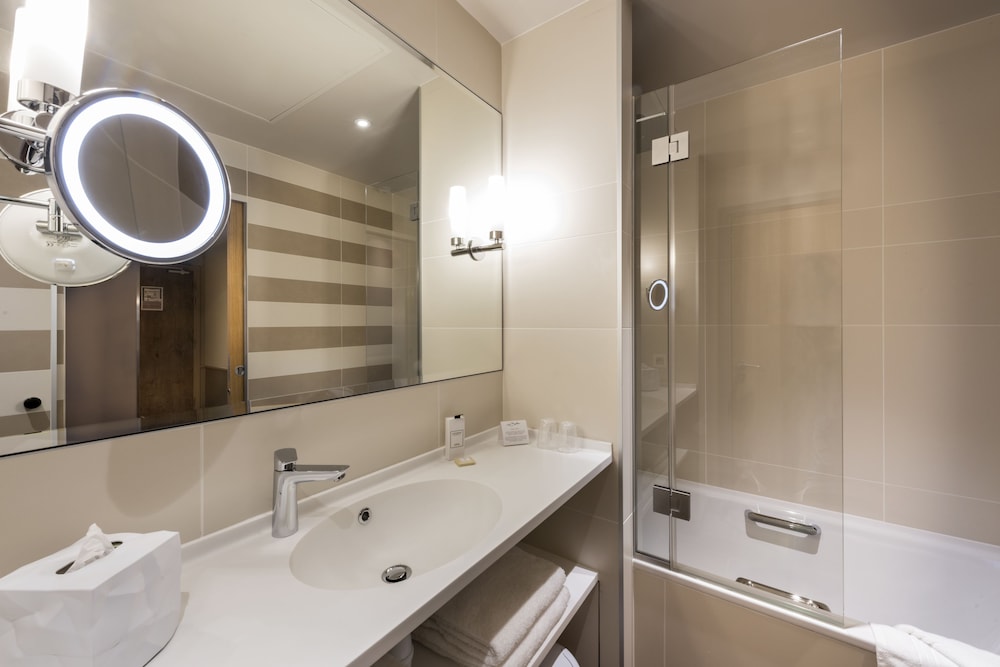 جناح جونيور بسرير كوين مع أريكة، Hotel Magellan 8/10