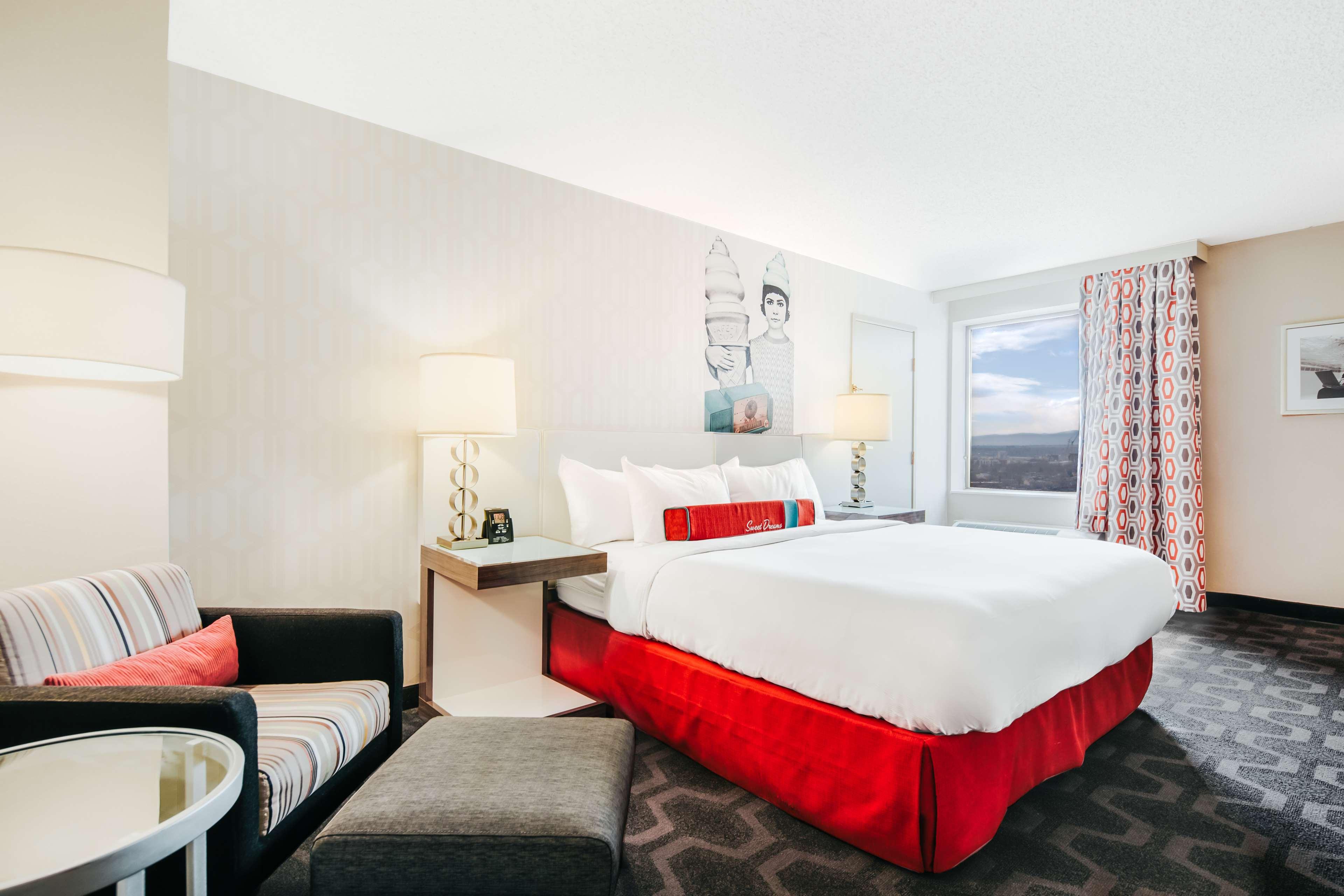 غرفة بسرير كينج بإطلالة على الجبل في طابق مرتفع، The Curtis Denver a DoubleTree by Hilton Hotel 5/6