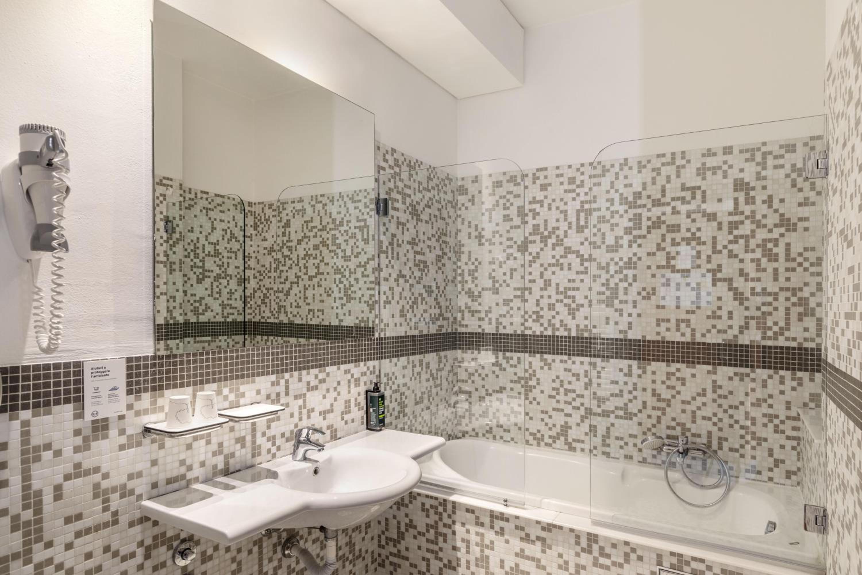 غرفة بسرير كوين، B&B Hotel Modena 6/8