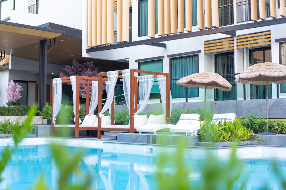Crystal Srivaree Suvarnabhumi Hotel 43/49