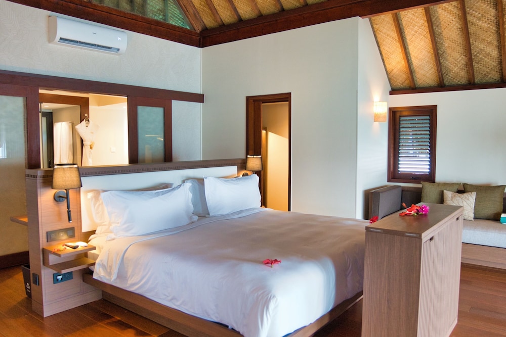 Overwater, Horizon, Luxury, Villa, King Bed